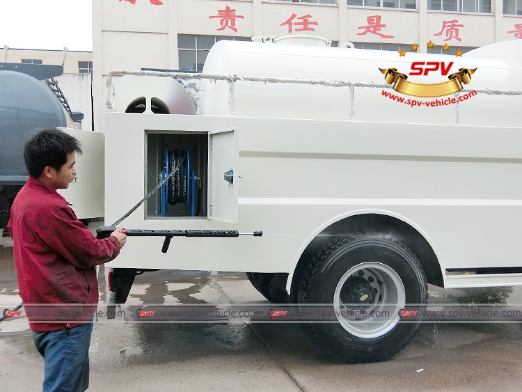 6,000 Litres High Pressure Sewer Jetting Truck JAC-Working 1